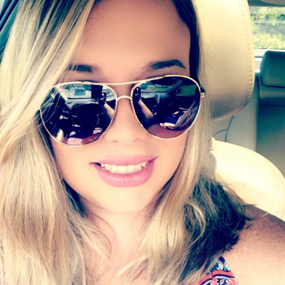 Meet your Posher, Kaitlyn - Picture 3 of 6